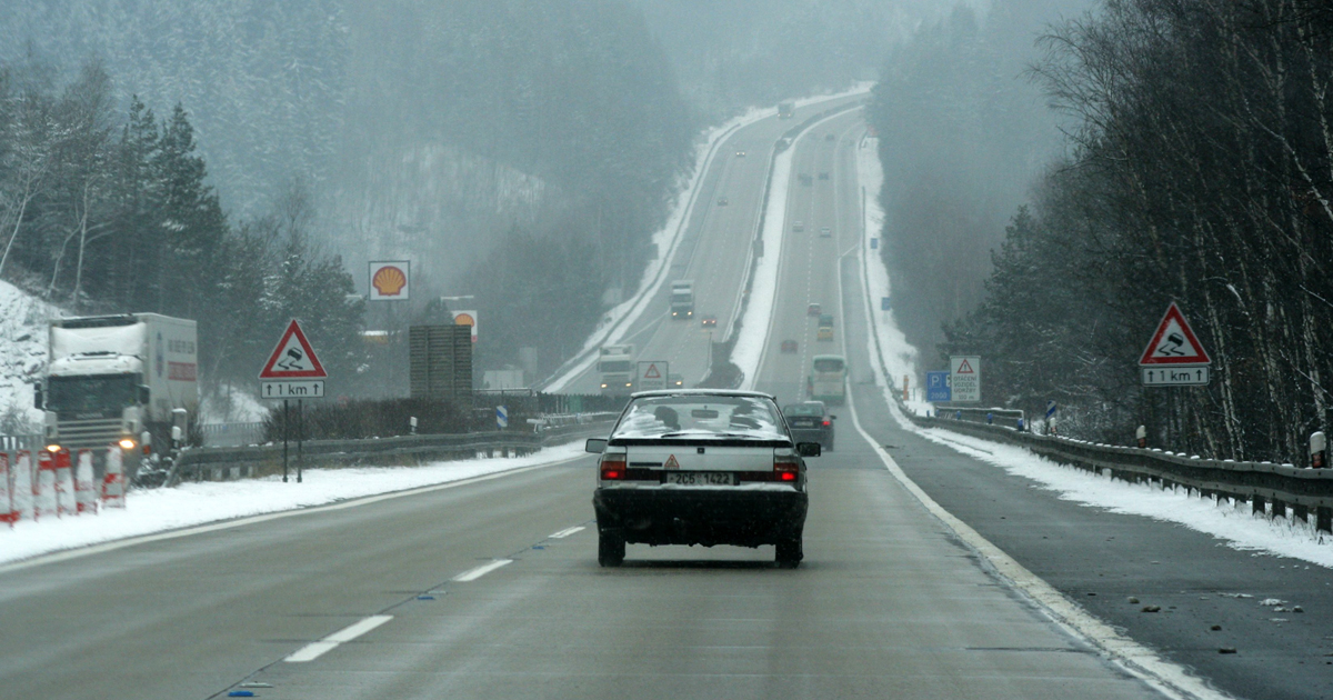 Platí dopravní značení, i když je pod sněhem? Naše analýza vyhlášky 30/2020 ukázala mezery, které hrají ve prospěch řidičů
