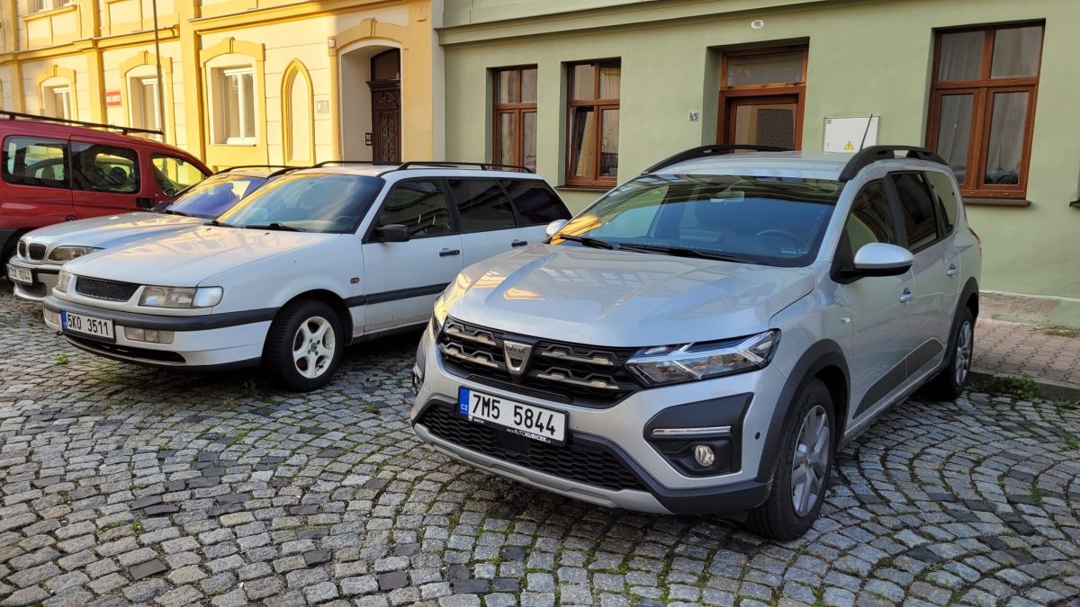 Nová Dacia má šetřivý motor, ujede 1 200 km a odveze 7 lidí. A je levnější než Hyundai nebo Škoda. Budoucí národní hit?