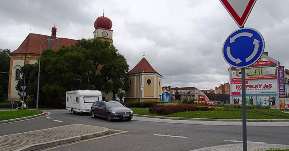 Chcete z kruhového objezdu vyjet až dalším výjezdem? Zůstat celou dobu v pravém pruhu není nelegální