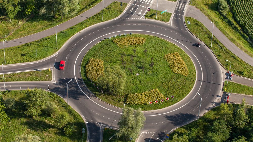 Přednost zprava, nebo zleva? Na kruhovém objezdu v Itálii platí dva různé systémy, které pletou i místní řidiče