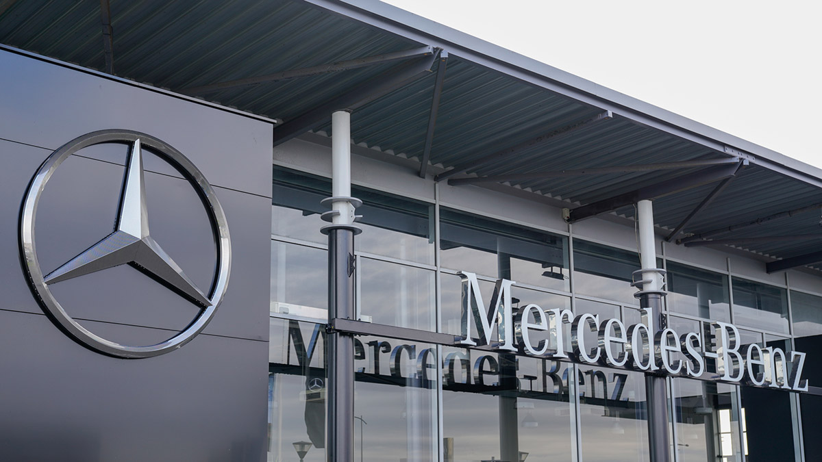 Mercedes ztratil za rok přes 120 miliard Kč na zisku. Šéf koncernu řekl jednu větu o zbrojení a změnil budoucnost firmy