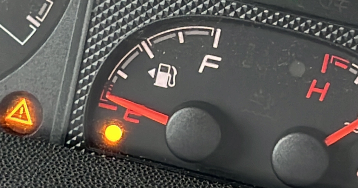 Proč se auta po natankování plné nádrže nerozjedou? Stát se to může každému z nás ještě dnes a neuděláme s tím vůbec nic