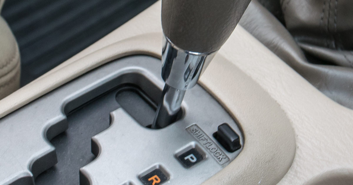 Řadíte automat do P a odcházíte? Pojistka v převodovce drží auto jen do určité síly, pak se samo rozjede