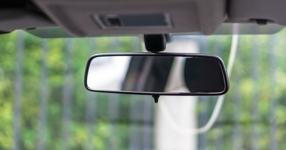 Antireflexní funkce zpětného zrcátka: Jak správně používat manuální páčku proti oslnění?