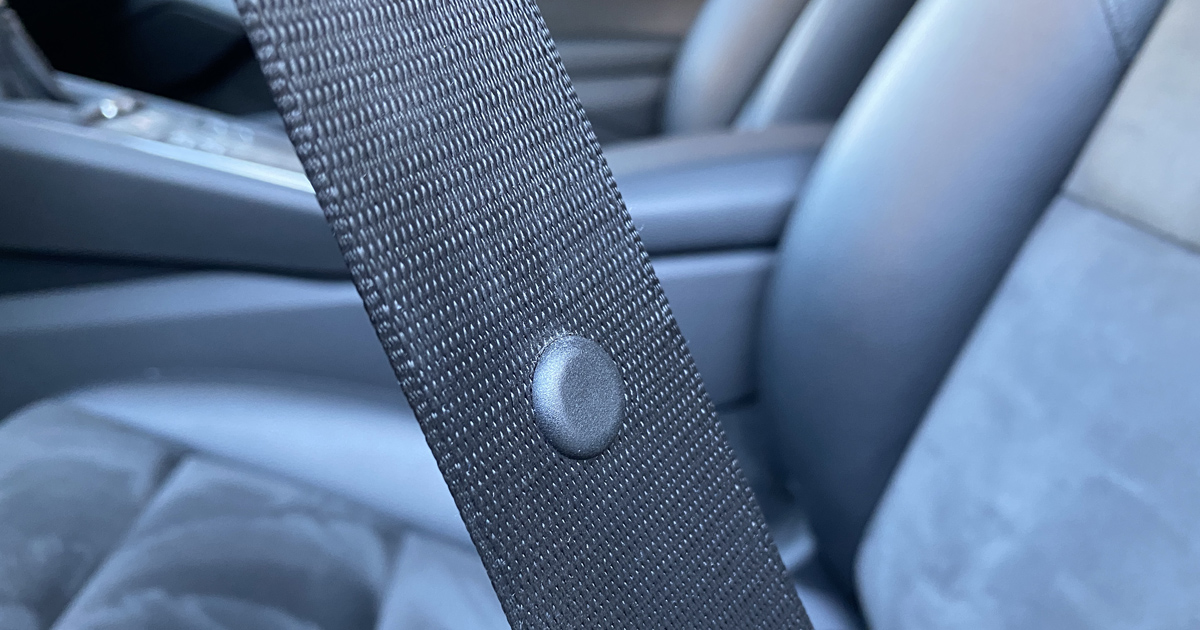 Černý knoflík na bezpečnostním pásu: Proč je v autě tak důležitý a co se stane, když chybí na STK?