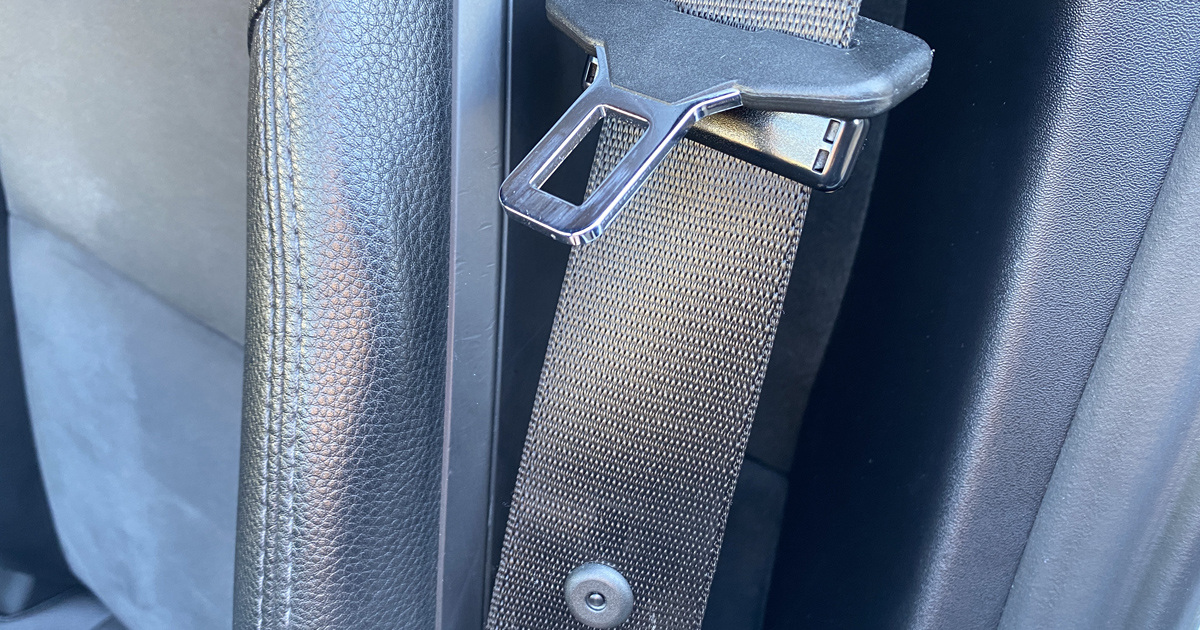 Řidiči neustále nastupují do auta a zapomínají na jednu důležitou věc. Za to dostávají pokutu a ohrožují nejen sami sebe