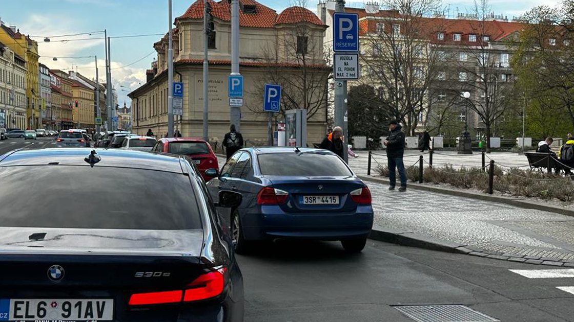 Snaha zavést elektromobily dopadla tragicky. Na skladech hnijí modely, které roky nikdo nechce – automobilky si balí saky paky