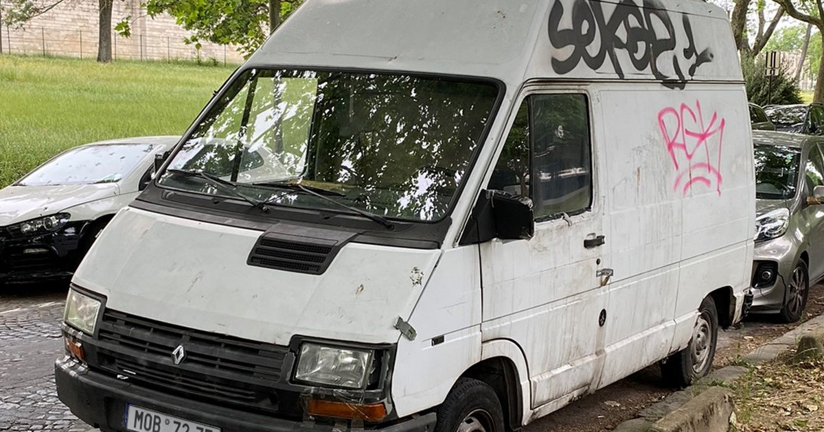 Přestavěl náklaďák na byt 12 m² se sprchou, kuchyní i garáží na motorku. Neplatí nájem ani hypotéku