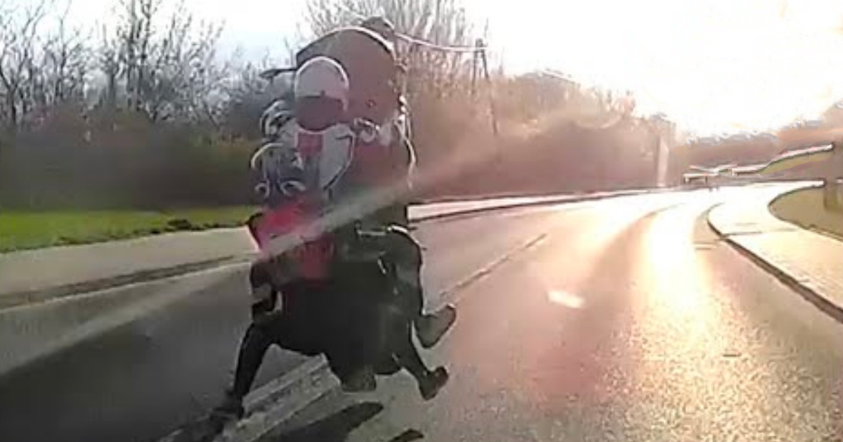 Video: Motorkář machroval v provozu. Zvedl mašinu na zadní, ale zapomněl, že veze partnerku. Nechcete vidět co následovalo