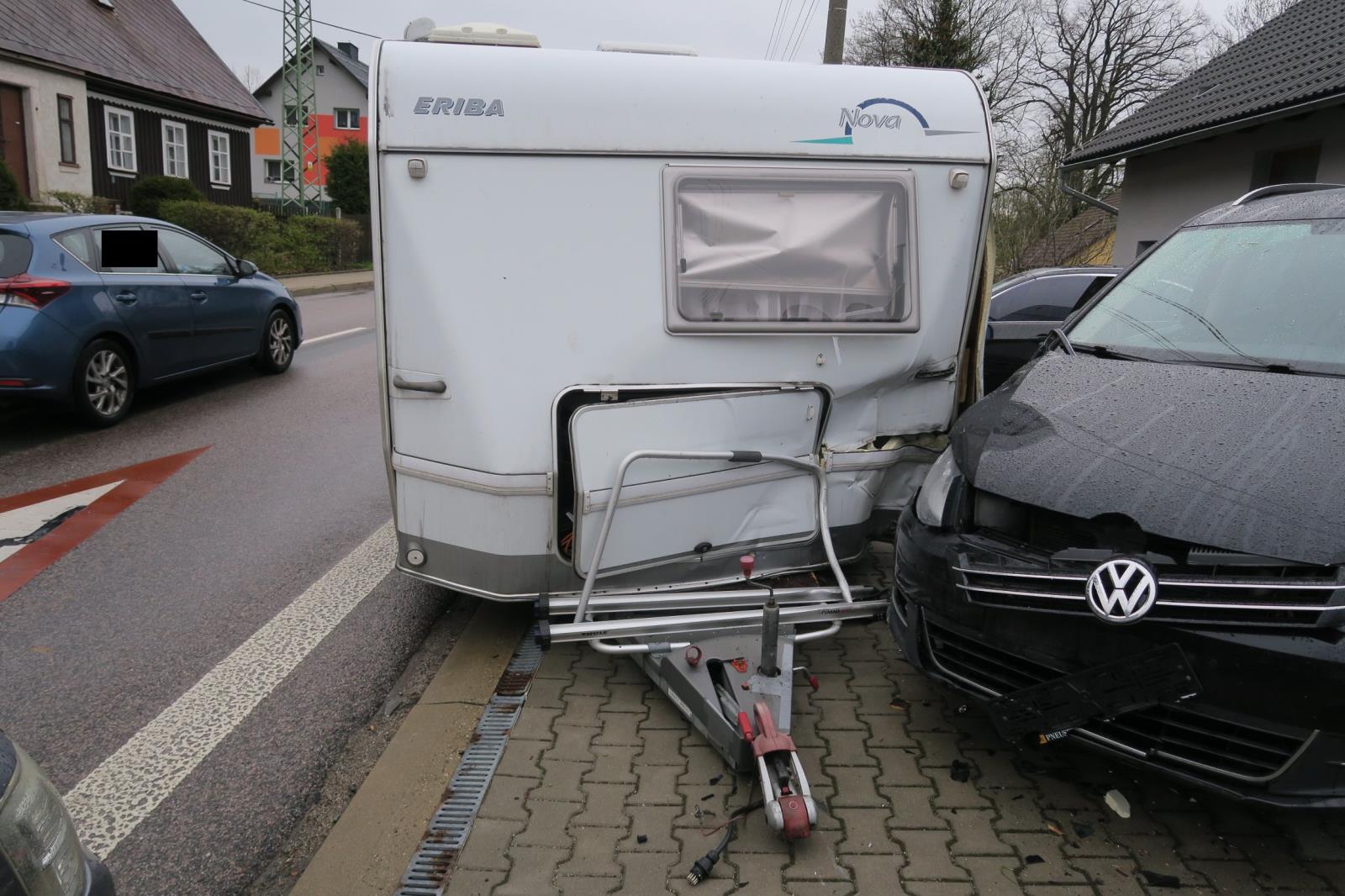 Při couvání s přívěsem držím volant jen dole na 6. hodině. Geniální trik z praxe šetří stres i ostudu na parkovišti