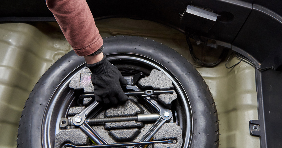 Rezervní kolo z aut tiše zmizelo a většina řidičů to zjistí, až když je pozdě. Automobilky mají svůj důvod