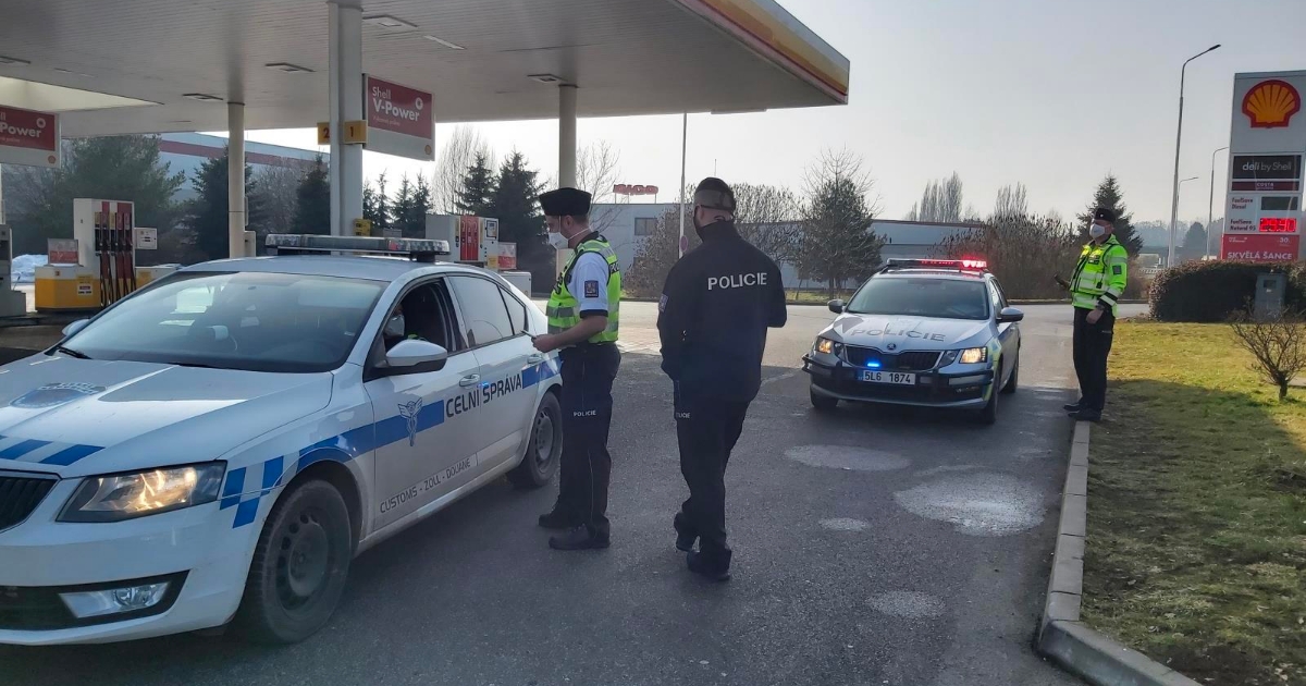 Chystáte se tankovat? Raději to stihněte co nejdříve. Nová krize žene ceny benzinu a nafty na historická maxima