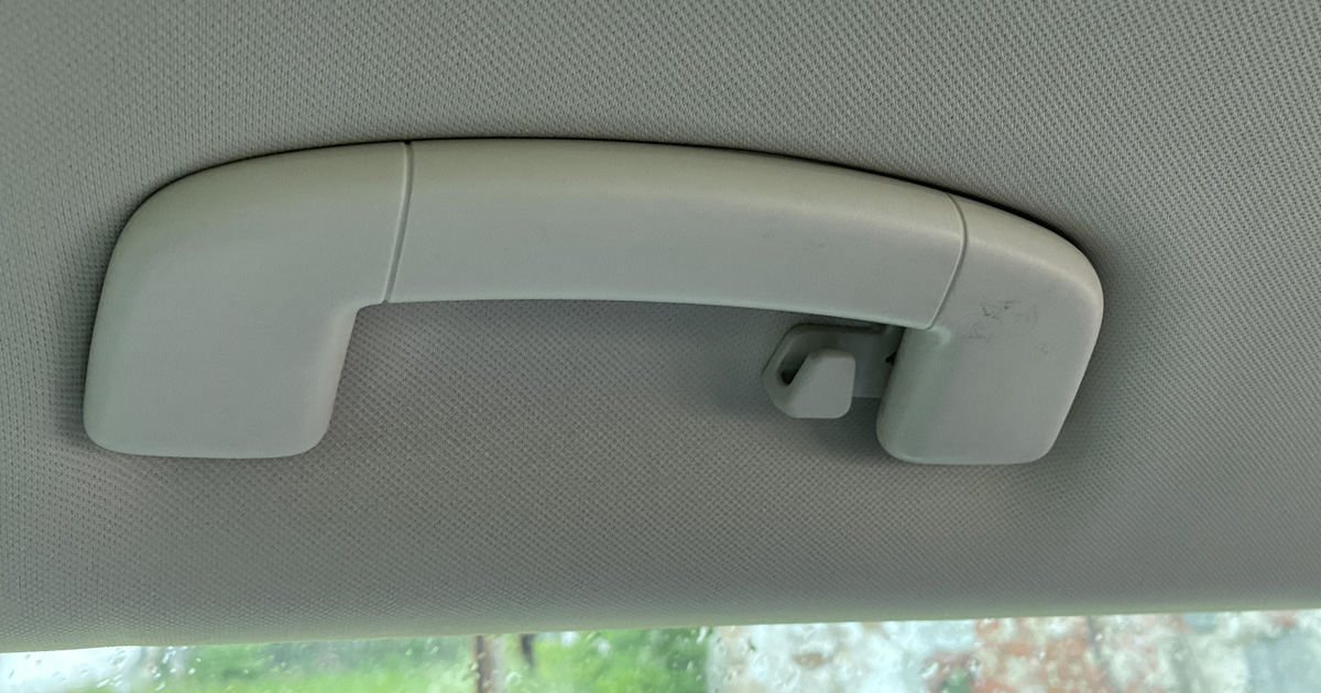 Nenápadný háček v autě: Co na něj patří a kdy se z něj při nehodě stává zbraň