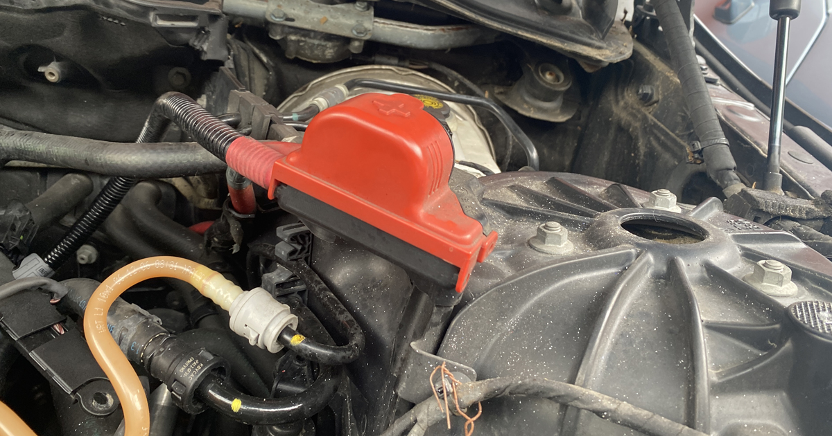 Mechanik s 55letou praxí ukázal trik s autobaterií: „Tím se vaše auto resetuje a opraví zdarma“