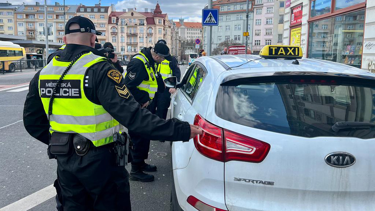 Stažená okýnka jsou přestupek, který vyjde na tisíce Kč. Řidiči nerespektují varování policie a auta přesto větrají