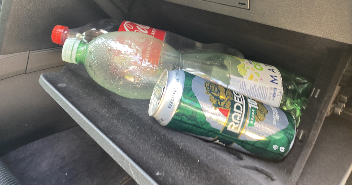 Přihrádka před spolujezdcem má tajnou funkci, o které často řidiči vůbec netuší. Jak ji aktivovat?