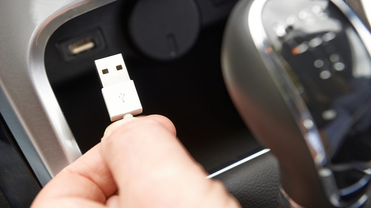 Tady je 5 důležitých tipů, co můžete v autě dělat s USB zásuvkou. Minimálně o dvou jste nikdy neslyšeli