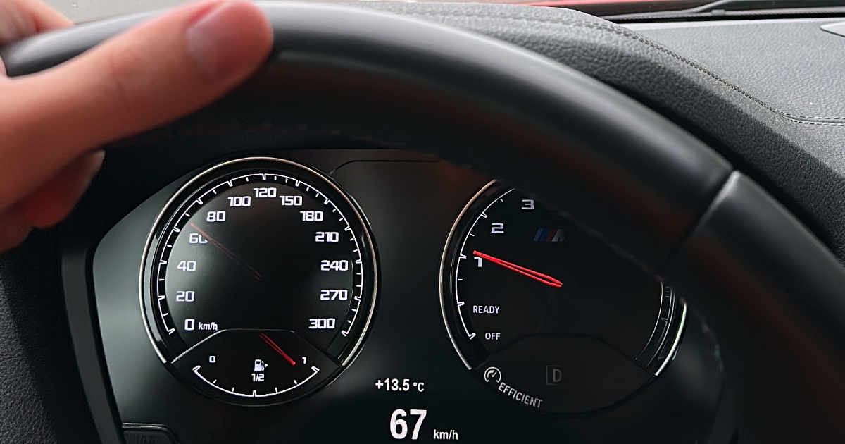 Kolik času ušetříte, když ve městě místo 50 km/h pojedete 70 km/h? Spočítali jsme to s profesorem matematiky