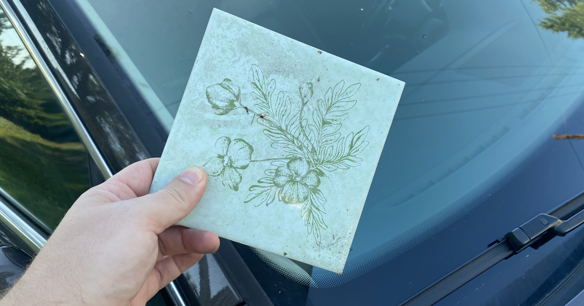 Jestli to uděláte, může vám prasknout čelní sklo. Takhle se auto v zimě nerozmrazuje