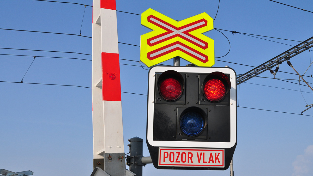Od zítřka pozor na železničních přejezdech: Kdo se rozjede dřív, než se závora postaví do svislé polohy, riskuje pokutu