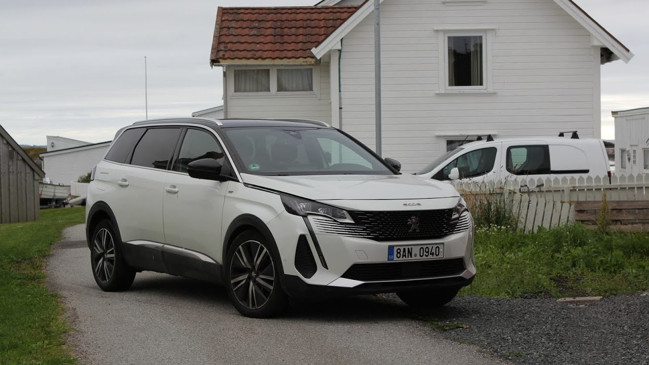Jediné sedmimístné plug-in hybridní SUV své třídy. Peugeot 5008 útočí na slabinu Kodiaqu, navíc je levnější