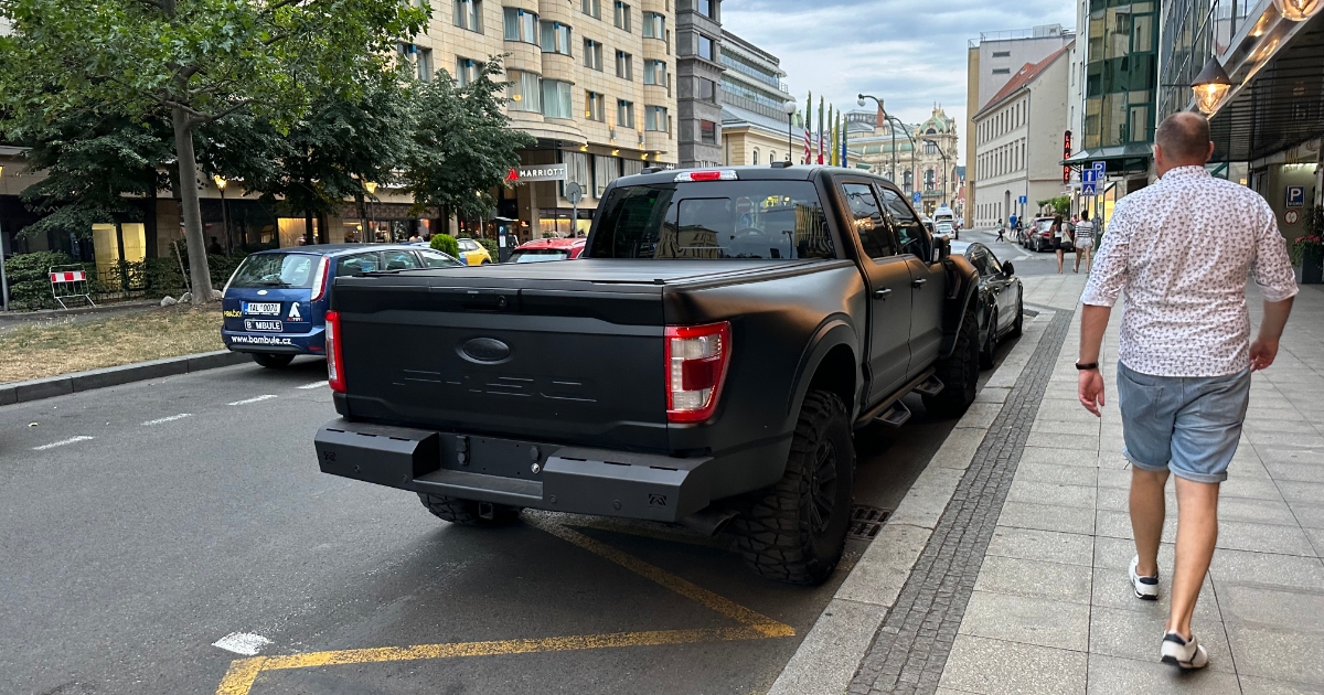 Hodina veřejného parkování za 440 Kč je realitou. Evropská města zavádí ceníky podle váhy auta