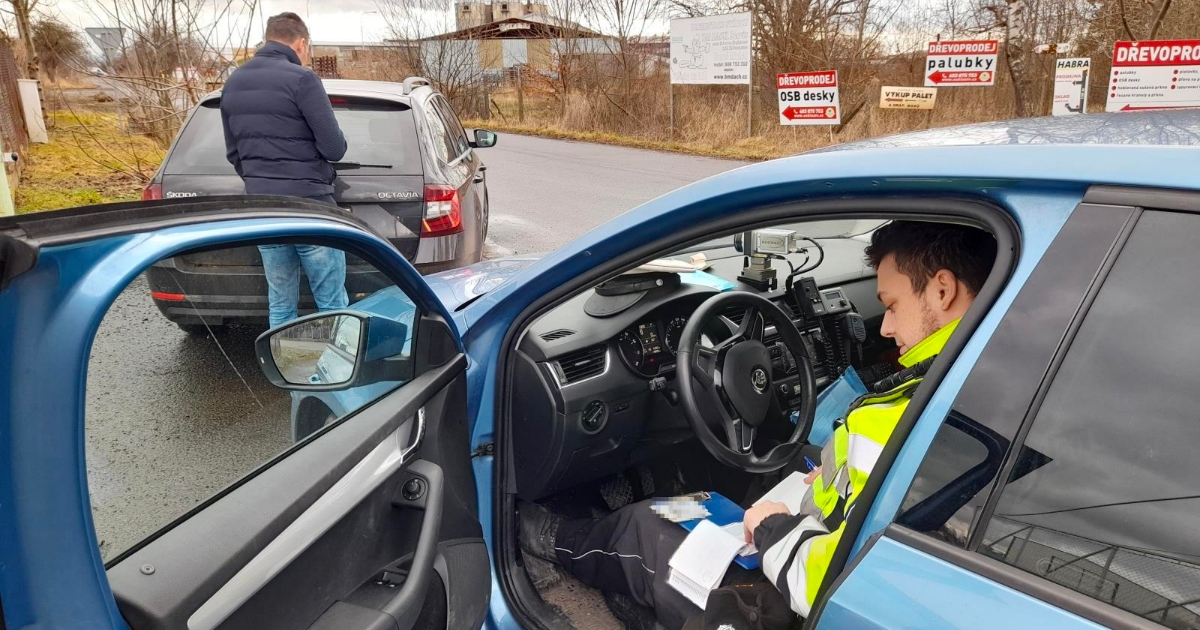 O kolik km/h lze překročit limit bez pokuty? Oficiální tabulky tolerancí radarů pro rok 2026