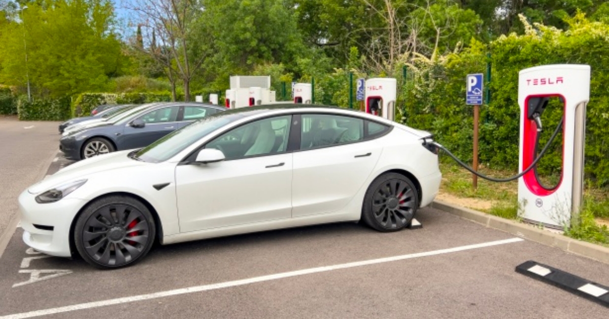 Na elektro nabíječkách hrozí podvod s QR kódy. Falešná nálepka pošle řidiče na stránku, kde zadá kartu útočníkům
