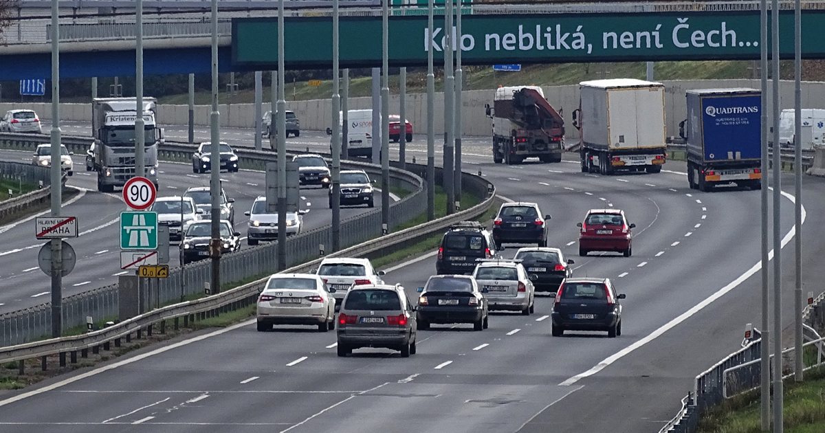 Umíte správně jezdit po dálnici? 75 % řidičů školácky chybuje. A zjistí to, až když je zastaví policie