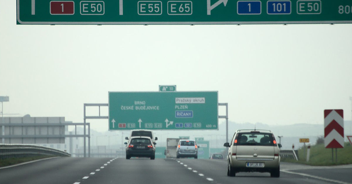 Kdo chytře vyplní formulář, ten může jezdit po českých silnicích zdarma. Málokdo o tom ví