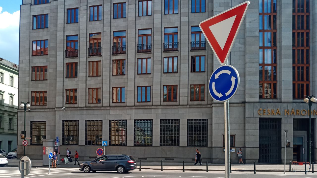 Změna přednosti v jízdě na kruhovém objezdu: Dnes existují 2 zcela odlišná pravidla, řidiči je musí znát