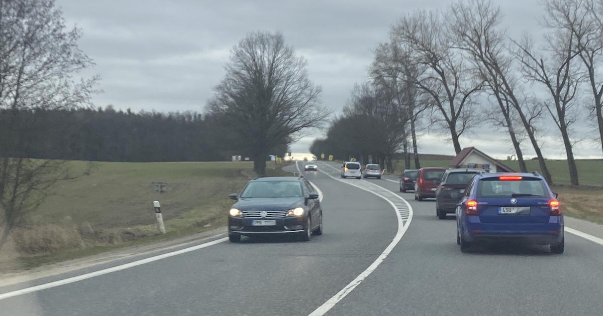 Plná čára? Nevadí, předjíždět se může. Dopravní expert potvrdil „novinku“, kterou většina řidičů považuje za nepřijatelnou