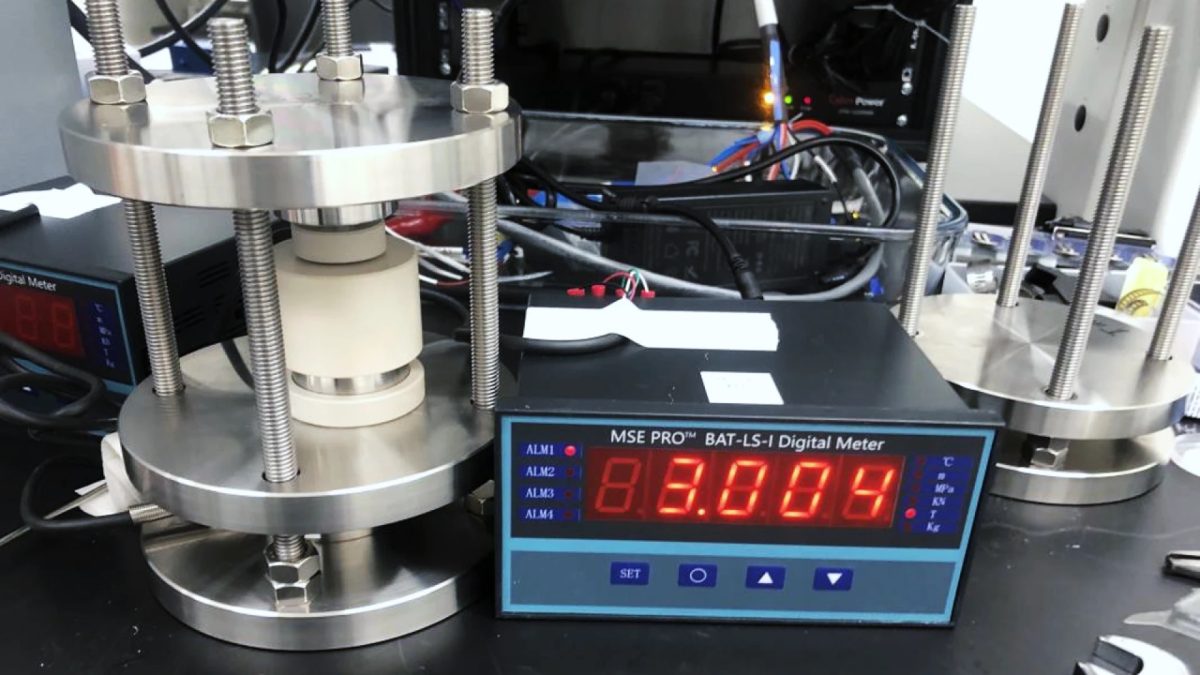 Potvrzeno? Nafta a benzín velmi rychle skončí, české lithium již nebude potřeba. Umělá inteligence vynalezla unikátní baterii