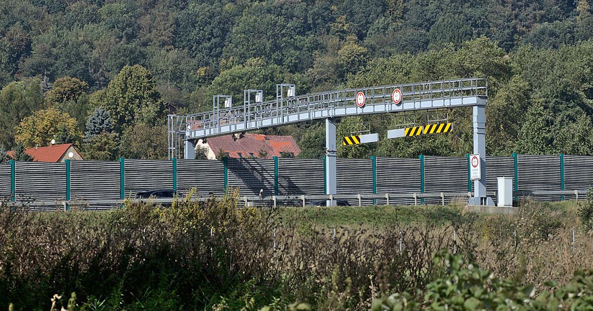 Češi jedoucí do Polska mohou nepříjemně doplatit. Stačí mít vlek a platíte jako kamion, pokuta až 9 000 Kč