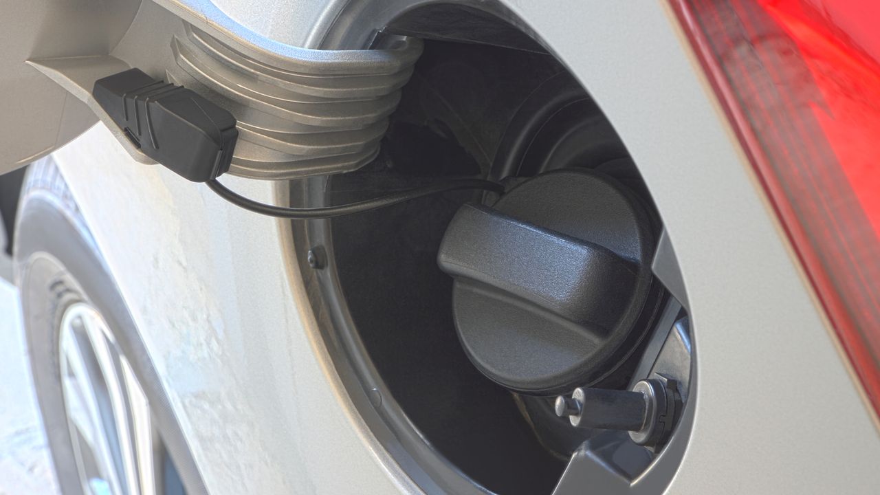 Tajný zlepšovák u ojetých vozů: Proč mazaní řidiči vrtají otvory do víčka nádrže