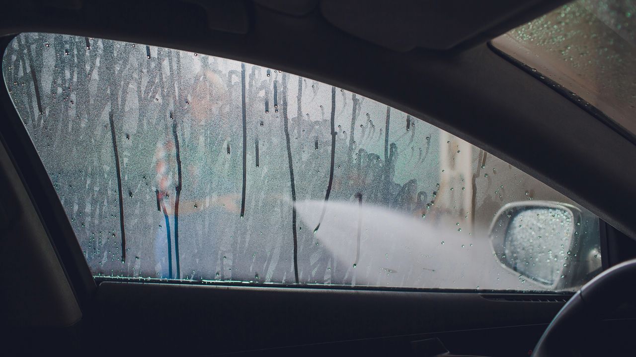 Okna v autě se dalších 12 let nebudou mlžit. Aplikujte lidové řešení za haléře, působí se 100% účinkem