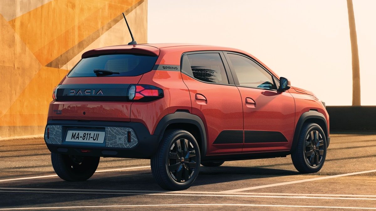 Oblíbená Dacia je po faceliftu a stojí pár kaček. Na tohle auto jsme čekali, řidiči se dočkali nejvyšší slevy