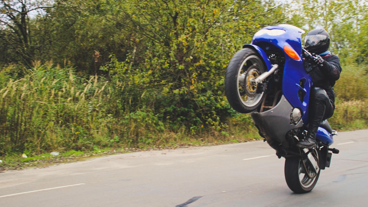 České značky, které zná úplně každý. Stačí jediný detail a hned poznáte, jestli opravdu víte, nebo jen tipujete 2 Proč se motorkáři vždy zdraví? Sami vlastně netuší pravý důvod. Pravda překvapí i řidiče aut