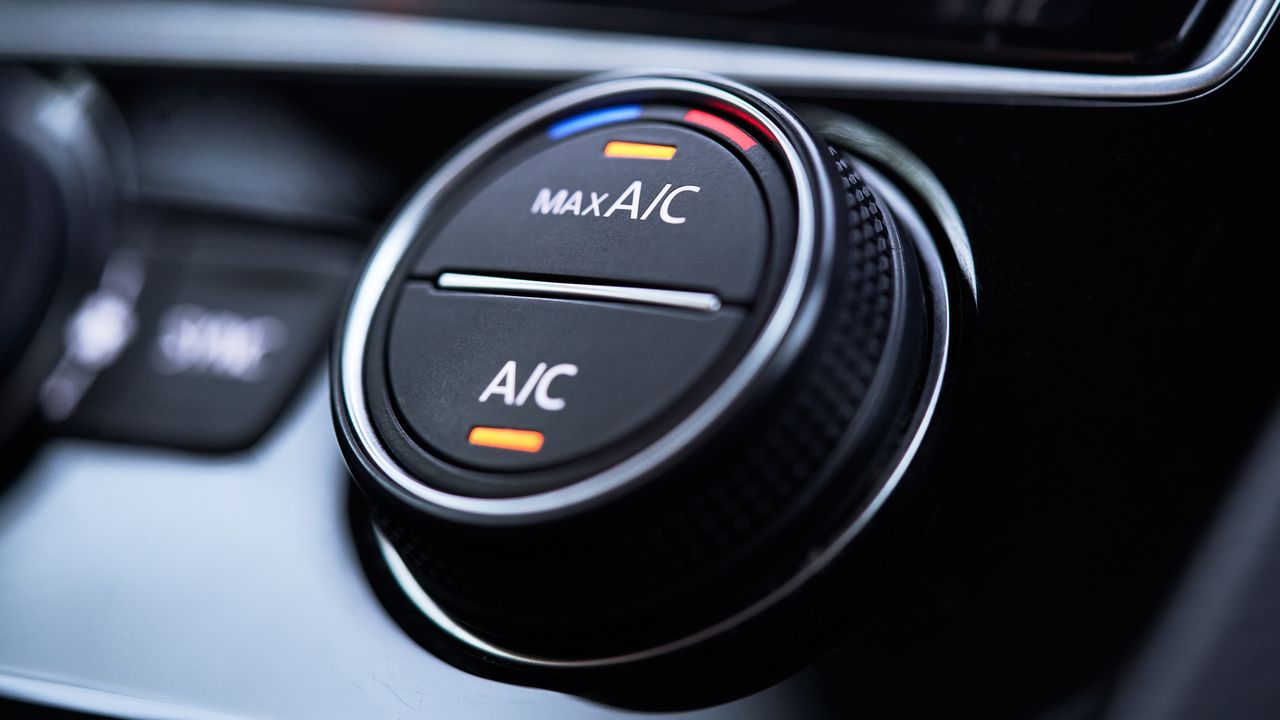 Klimatizaci se svým magickým tlačítkem tento měsíc musí použít každý řidič. Kdo to neudělá, riskuje pokutu