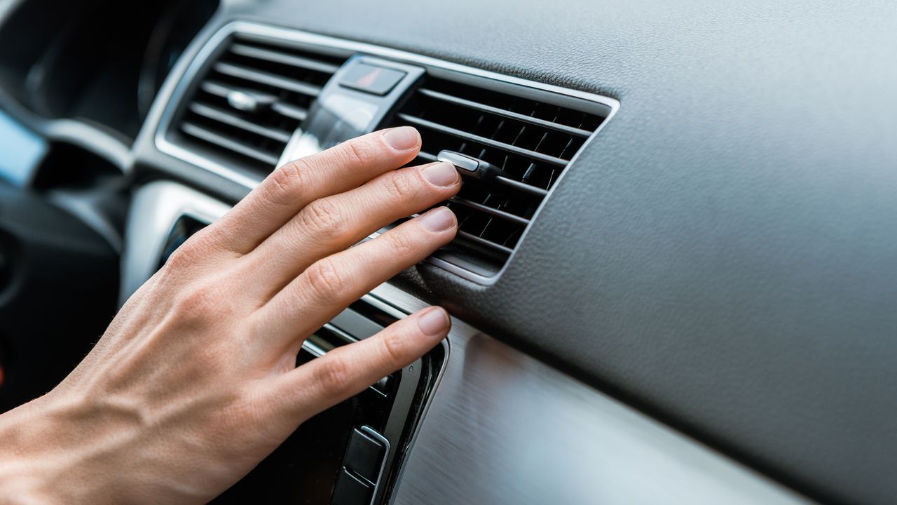 Pravidlo 6 stupňů v autě: Kdo klimatizaci nastaví na 18 °C při venkovních 30 °C, riskuje kolaps hned po vystoupení