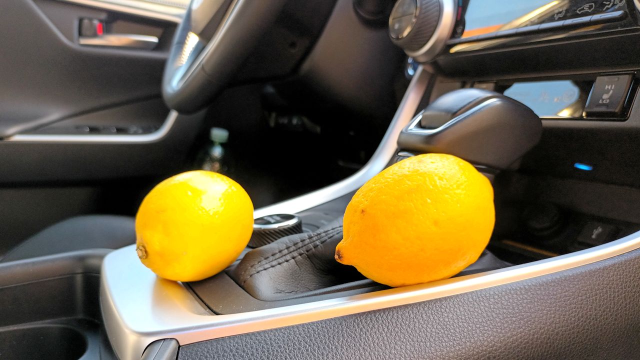 Proč vozit citron v autě? Staročeskou fintu jsem vyzkoušel, opravdu řeší nekončící problém 97 % řidičů