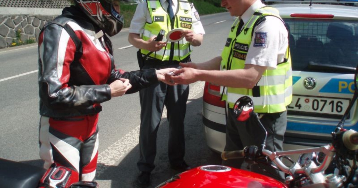 Nový zákon EU zatočí s motorkáři, kteří mají hlučné výfuky. Policie ČR už má patřičné nástroje. Jaká jsou teď pravidla?