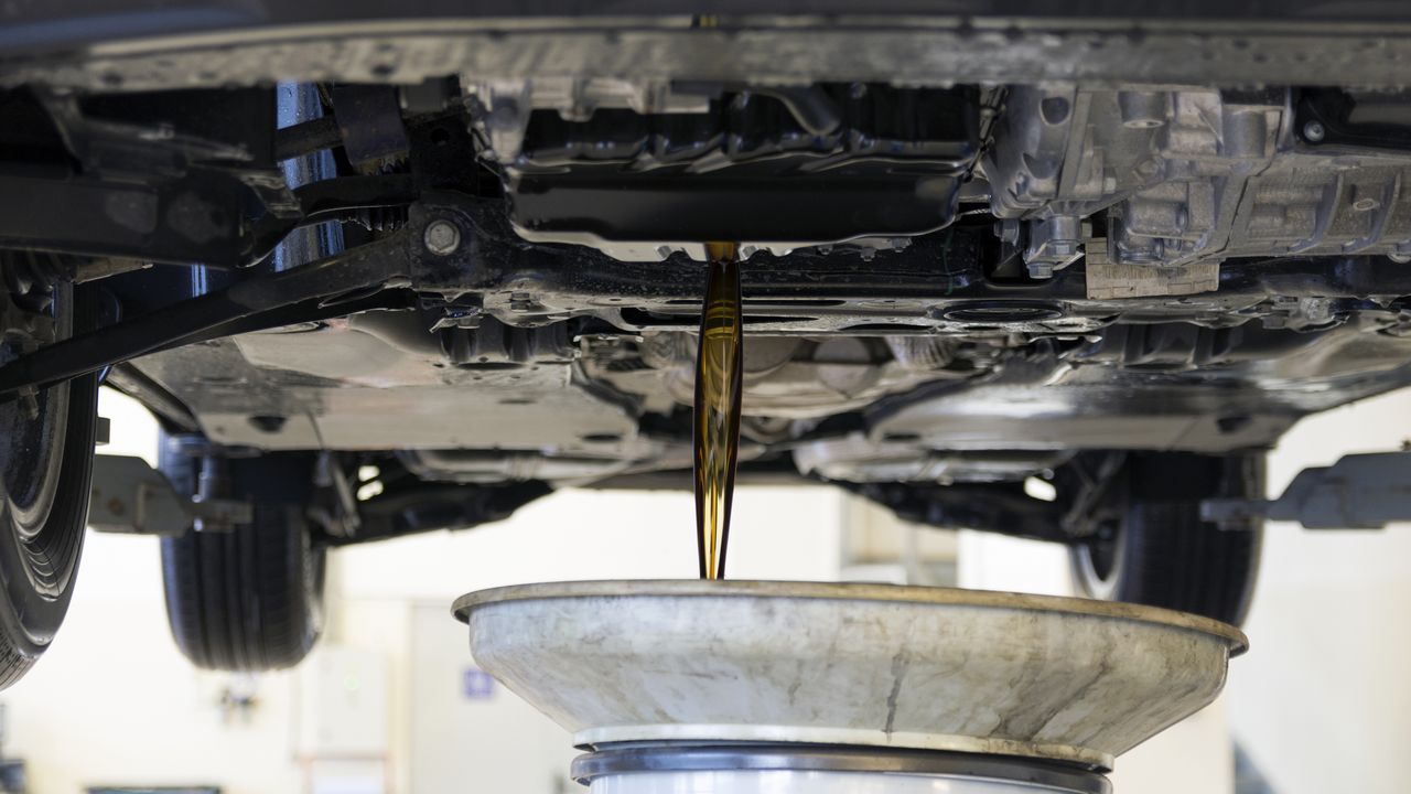 Automechanik vysvětluje: „Neměňte olej podle servisních intervalů.“ Kdo ho neuposlechne, přijde z fleku o 100 000 Kč