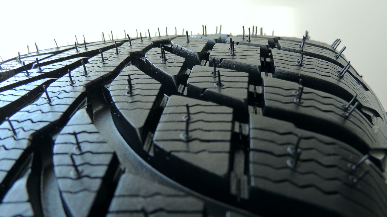 Proč mají nové pneumatiky gumová tykadla? A co se stane, když je otrháte ještě před obutím na kola auta?