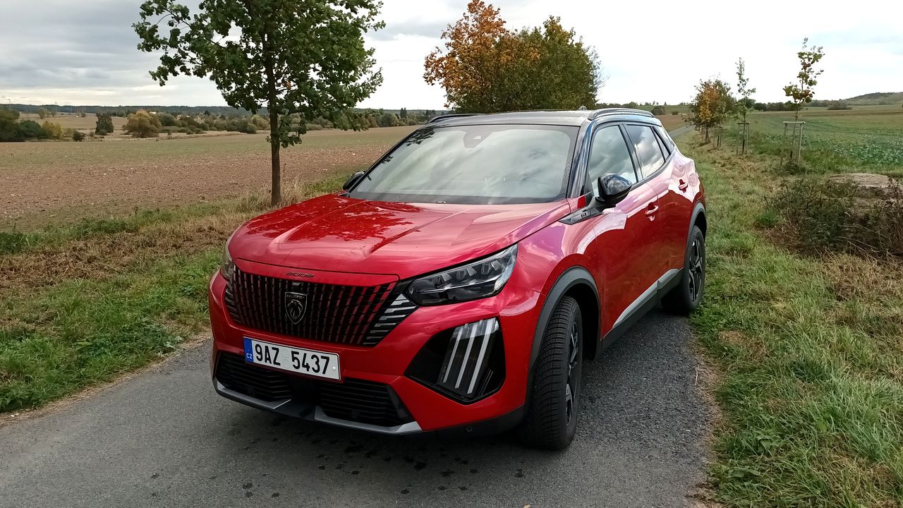 Nový Peugeot se rozpadl po 2 400 km. Servis chtěl za náhradní auto 970 Kč denně, i když platila záruka