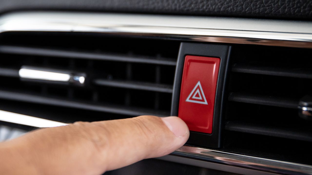 Umíte s ostatními řidiči komunikovat pomocí nepsaných signálů, nebo v nich plavete? Představíme si jejich celý základní slovník