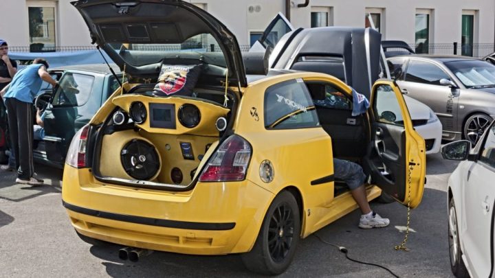 Řidiči si naschvál „rozbíjí“ brzdová světla. Důvod je geniální, chcete ...