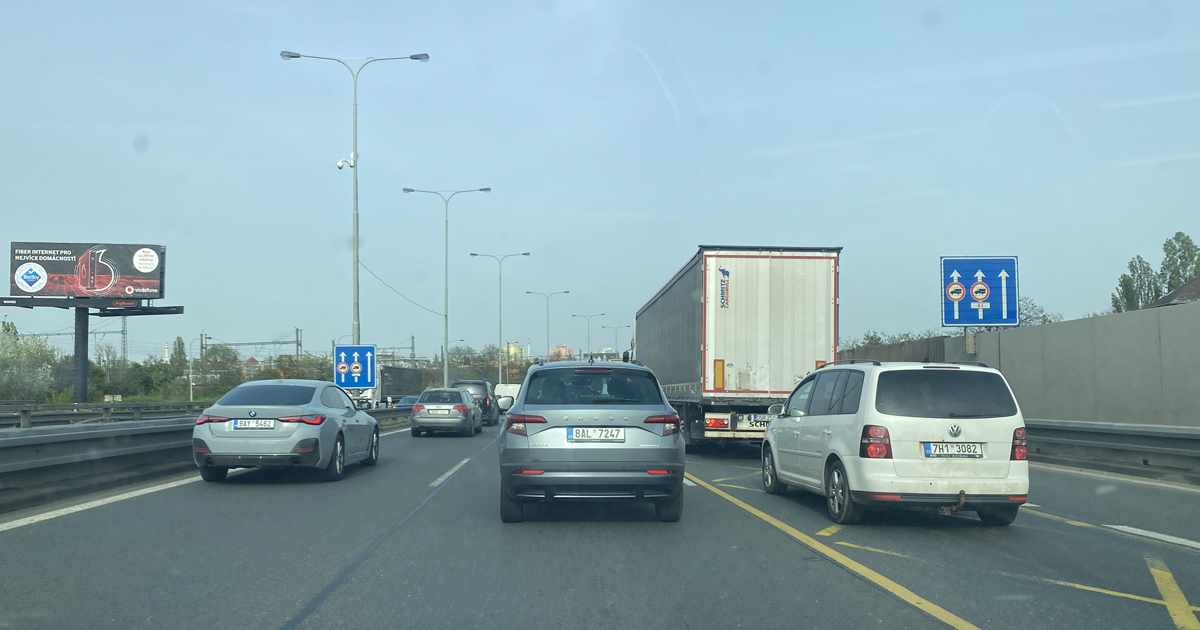 Nové pravidlo čeští řidiči neznají: Kdo překročí povolenou dobu 20 sekund v levém pruhu, ten riskuje pokutu 2 000 Kč
