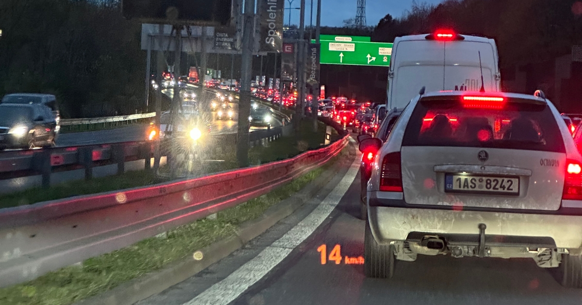 Kdy už je kolona oficiálně zácpa? Pravidlo 300 metrů a jedné minuty rozhoduje o tom, jak dlouho si postojíte