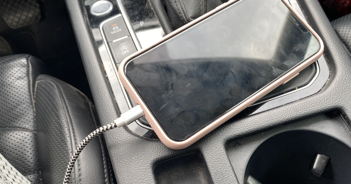 S telefonem v ruce už nevyváznou jen s pokutou. Nový francouzský bič na řidiče znamená jistou ztrátu průkazu